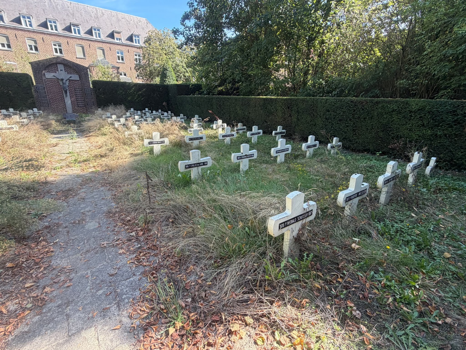 Het kloosterkerkhof met witte grafkruisen in de tuin van zorgcentrum Hieronymus in 2026
