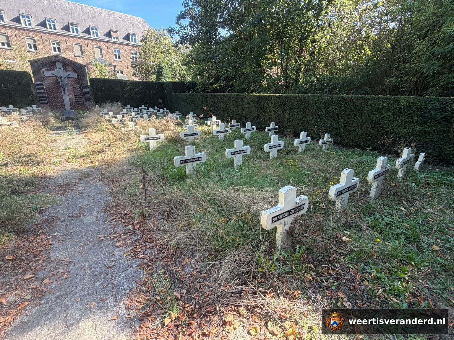 Het kloosterkerkhof met witte grafkruisen in de tuin van zorgcentrum Hieronymus in 2026