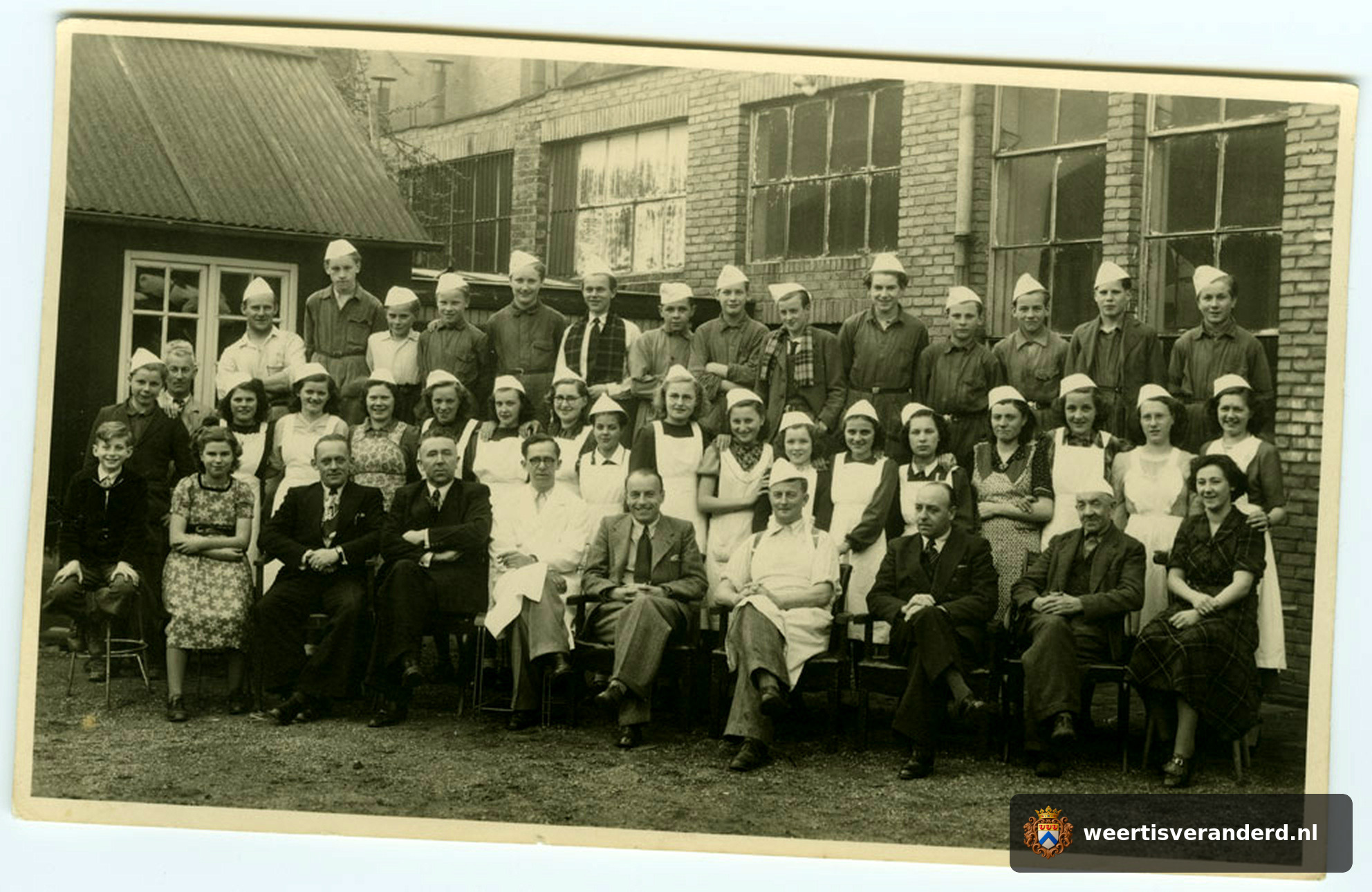 Directie en personeel van beschuitfabriek Jos Poell