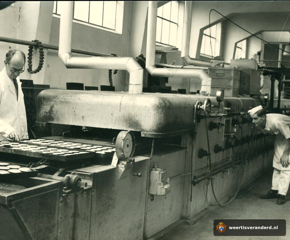 Controle van beschuiten in de fabriek