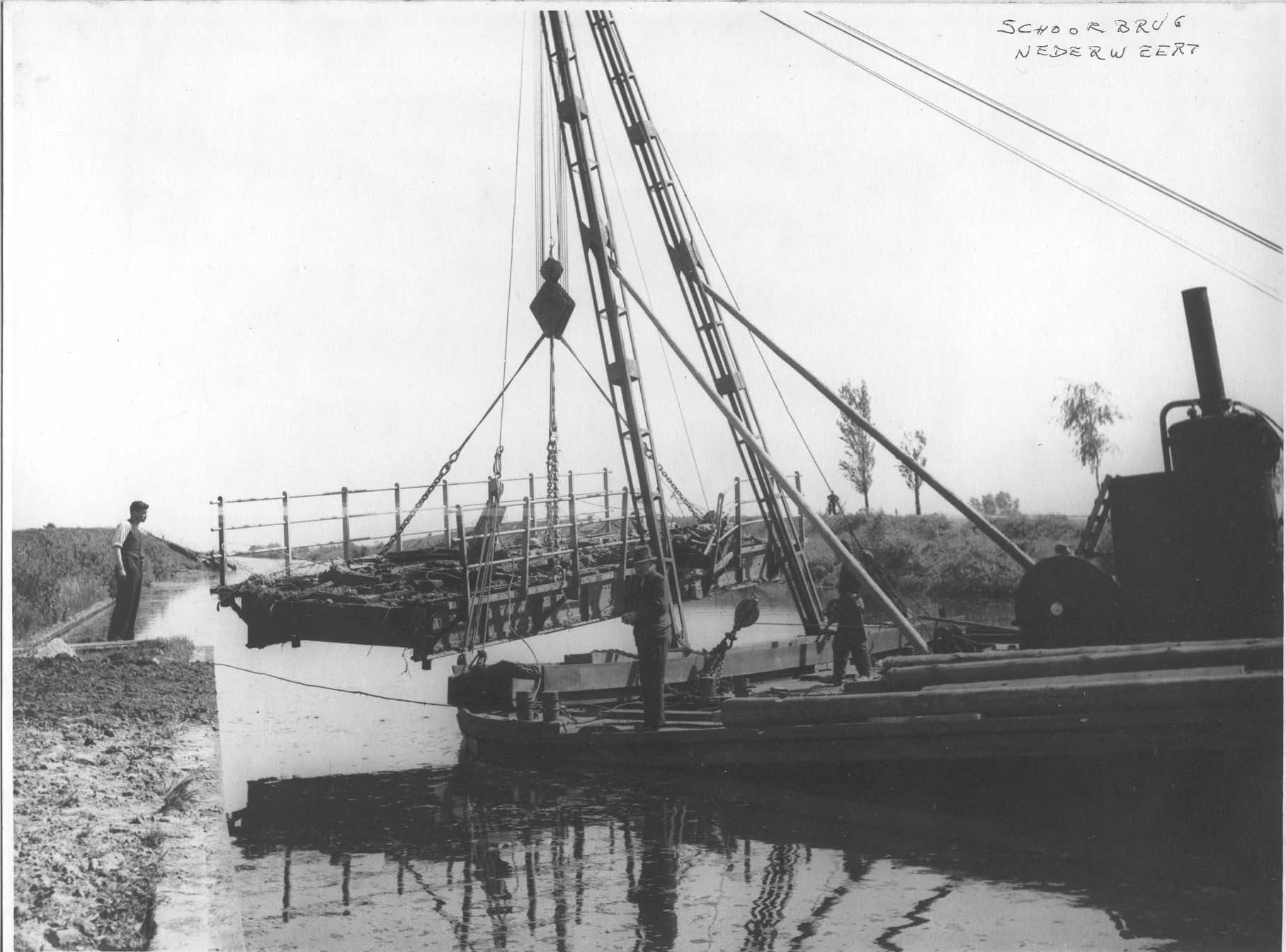 Plaatsing van het brugdek van de Schoorbrug met een drijvende bok