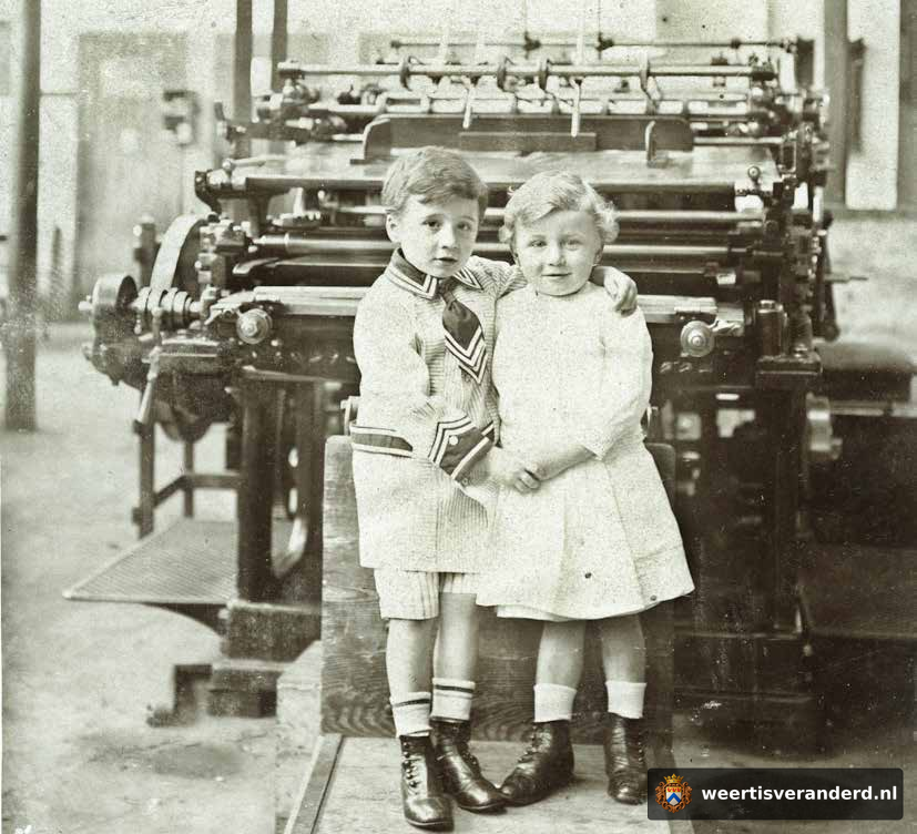 Henri en Paul Smeets bij een drukpers (circa 1911)