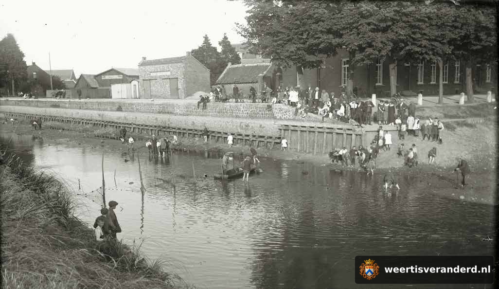 Het drooggelegde kanaal bij het Bassin (1932)