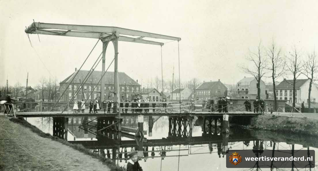 Het Bassin met Joosten-Mulder en houthandel Vilrokx (1910)