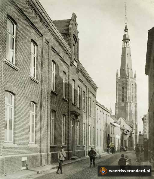 Beekstraat met het Sint Jans Gasthuis (1899)