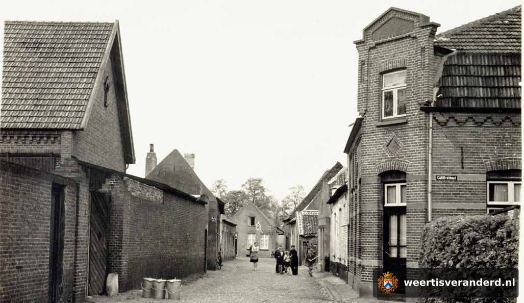 Van de Oelemarkt door de Carisstraat (1955)