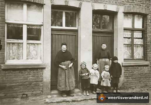 Familie Gijsen in de deuropening (1930)