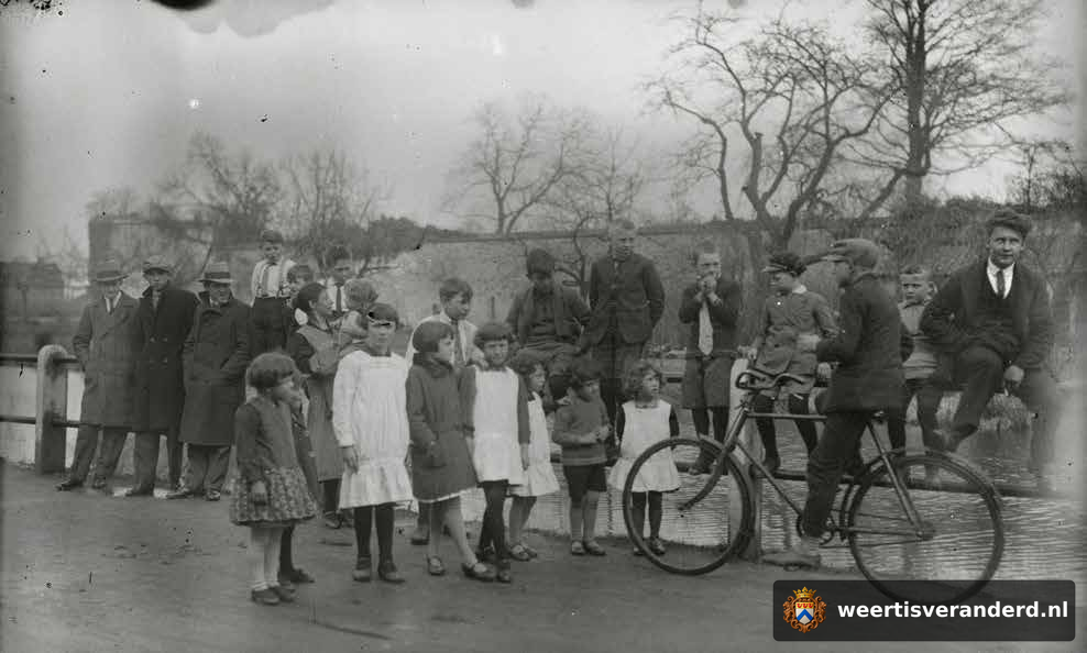 Buurtbewoners aan de kasteelsgracht (circa 1930)