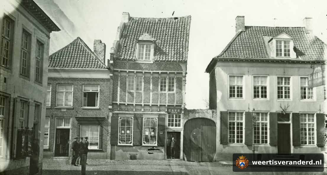 Café Dirix en apotheek Kneepkens aan de Langstraat (1890)