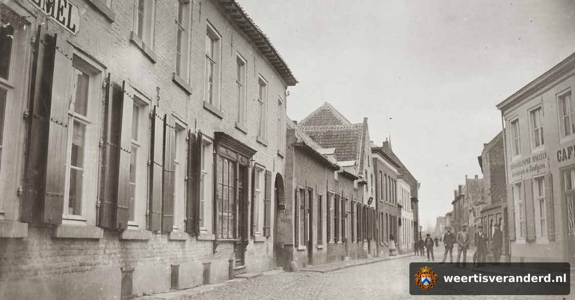 Hotel De Hemel op de hoek Markt en Maasstraat (1900)