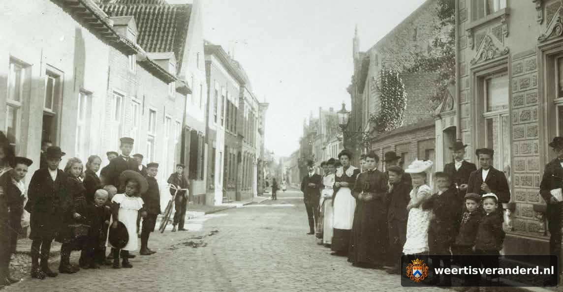 Buurtbewoners in de Maasstraat (circa 1900)