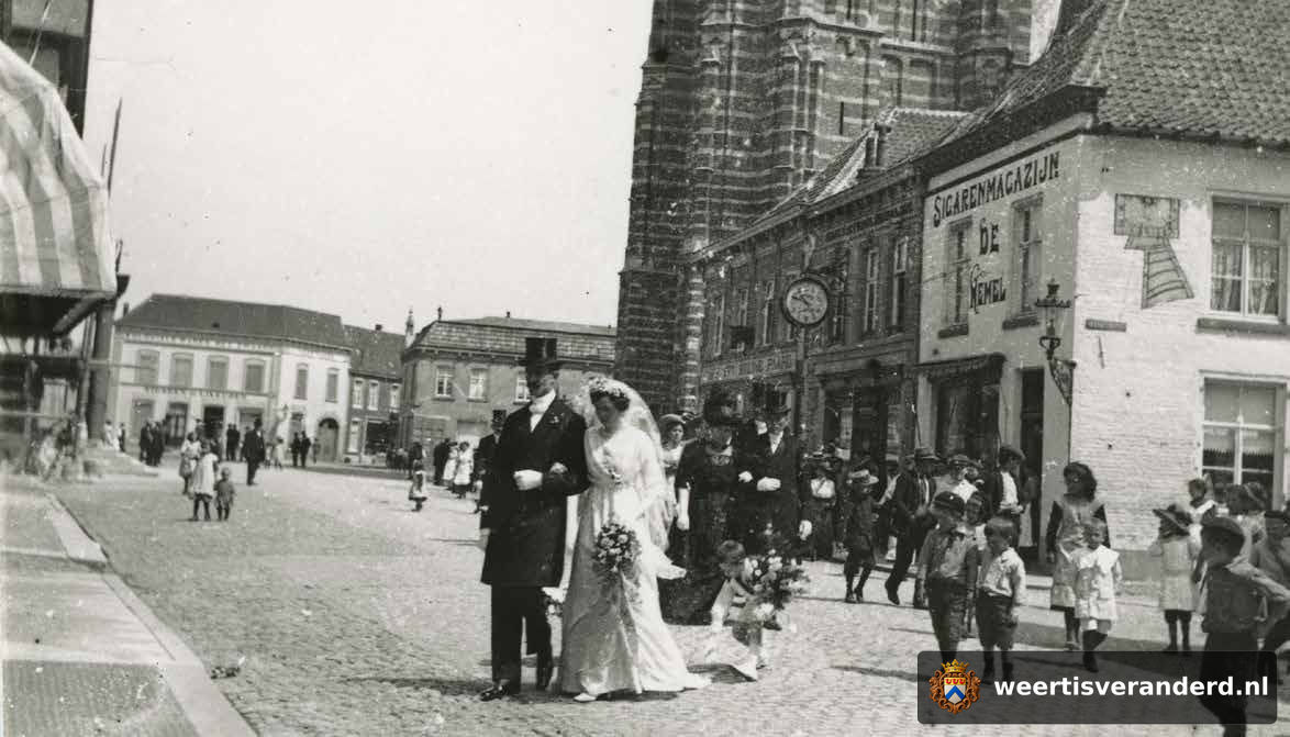 Bruidspaar Van Hoof-Lenaerts op de Markt (1913)
