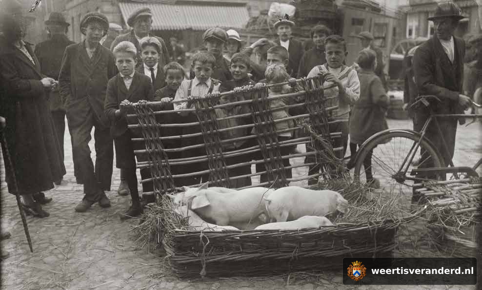 Markttafereel op de Markt (circa 1920)