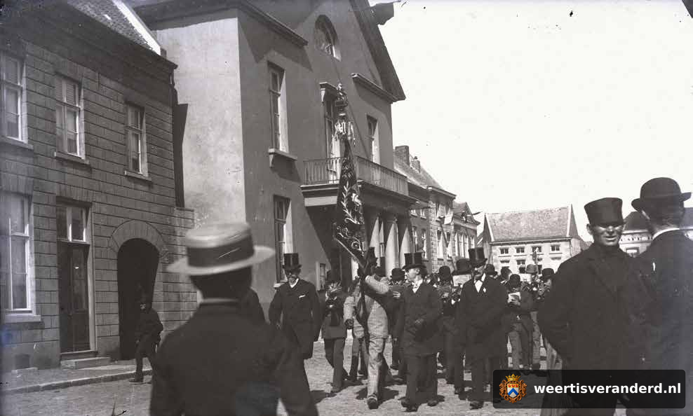 Woonhuis naast het stadhuis en de latere Meikoelpassage (1905)