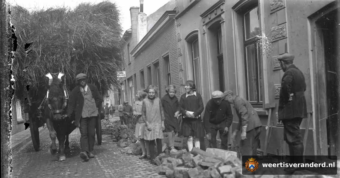 Aanleg van de riolering in de Beekstraat (1930)