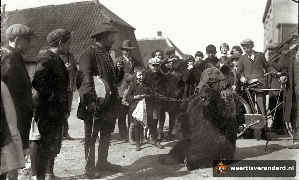 Een dansende beer in het Morregat (circa 1930)