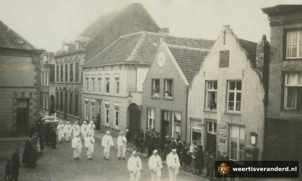 Carnavalsstoet van de Hoogstraat naar de Oelemarkt (1929)