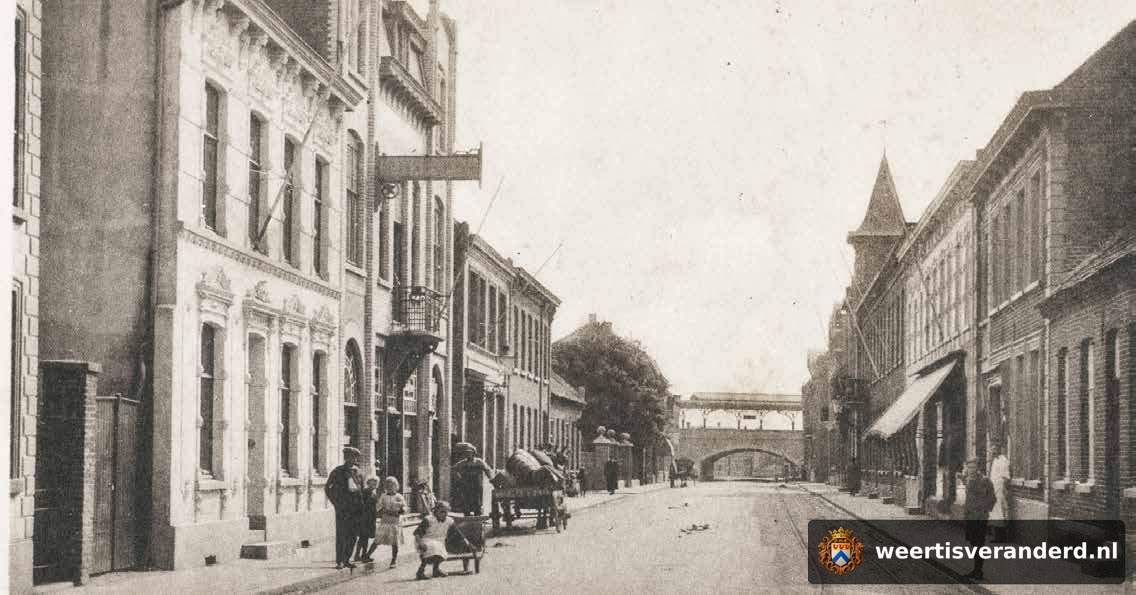 De Stationsstraat met het concertgebouw (1920)