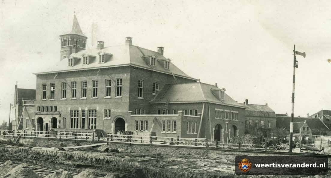 Het nieuwe station van Weert in aanbouw (1913)