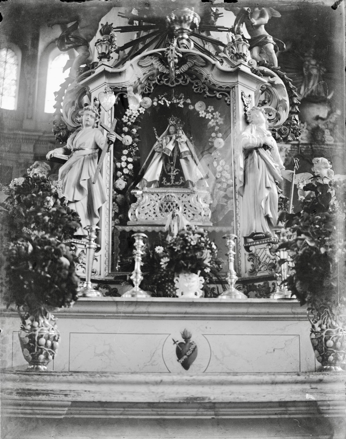 Historisch altaar met het gekroonde en aangeklede Mariabeeld in de Sint-Martinuskerk