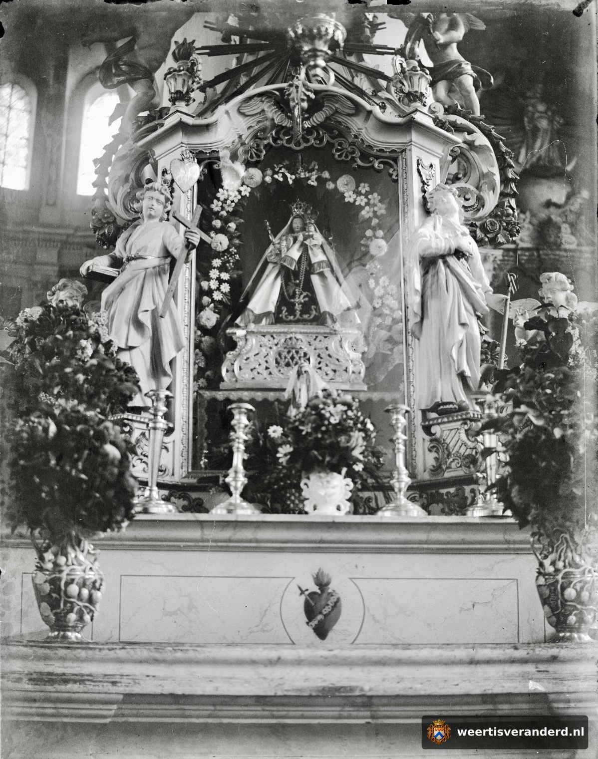 Historisch altaar met het gekroonde en aangeklede Mariabeeld in de Sint-Martinuskerk