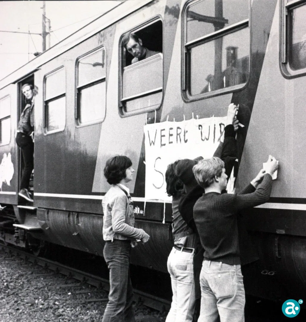 Actievoerders plakken affiche op trein 1970 -
GAW Beeldbank L2091