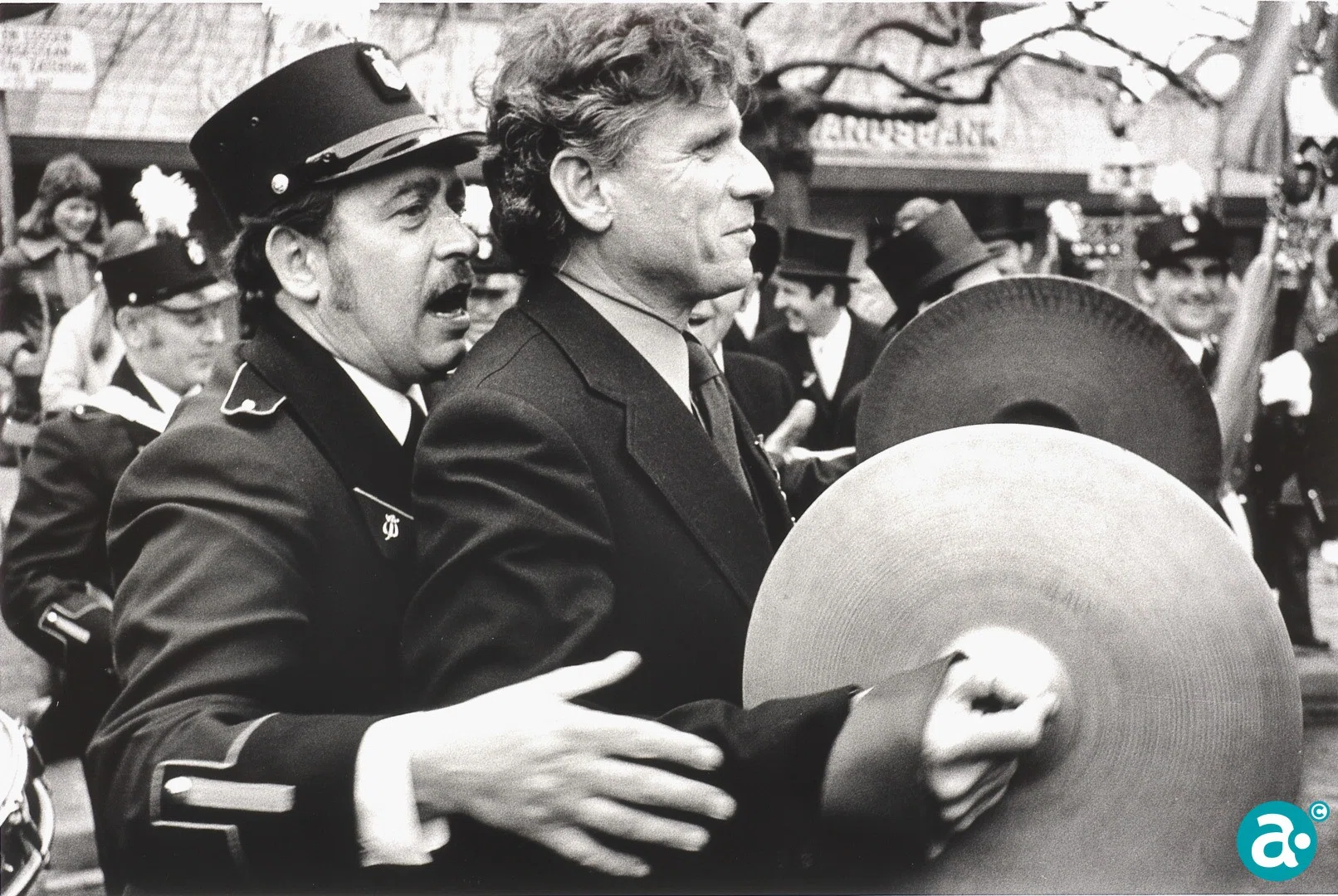 Ridder Gerard Reve tijdens de aubade op de Nieuwe Markt - GAW Beelddocumenten CGR.18