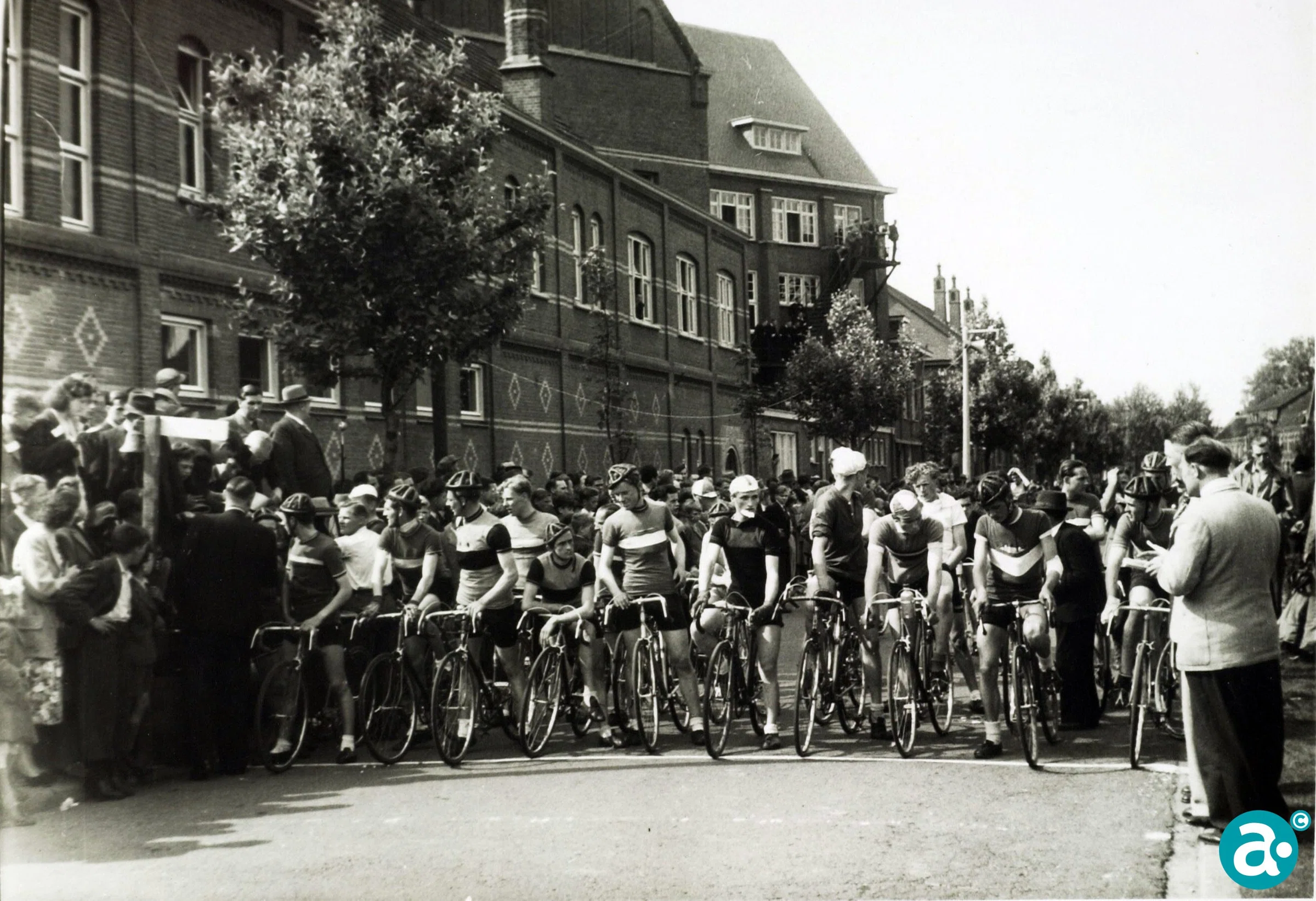 Wielerwedstrijd Emmasingel
Weerter Sportweek 1949 - GAW Beeldbank
Gebeurtenis869