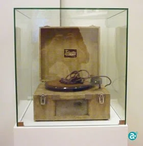 ‘trixette portable electric gramophone’ Diverse materialen, met imitatie krokodillenmotief, Engeland, jaren 40. Collectie Adri-Jan Hoes