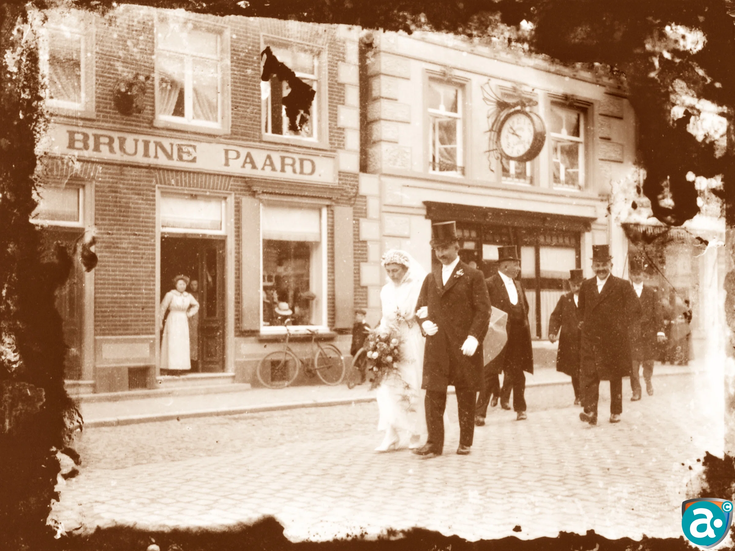 Pand 'Het Bruinde Paard' met het bruidspaar 'Bolle' Jan Hendrix. ca. 1900