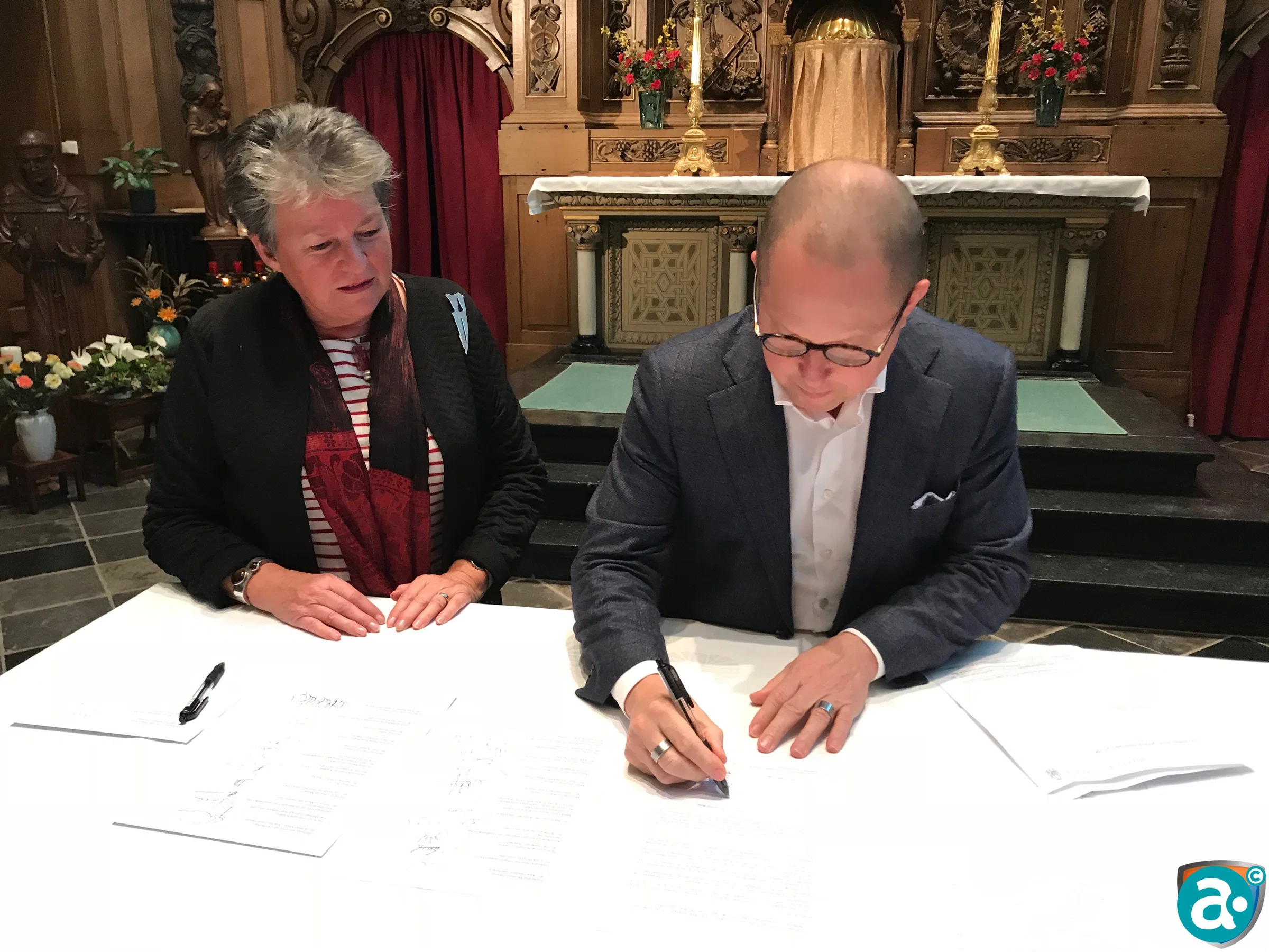 Marleen Gresnigt-Raemaekers (voorzitter Erfgoedplatform Limburg) en Ger Koopmans (gedeputeerde Cultuur Provincie Limburg) bij de ondertekening