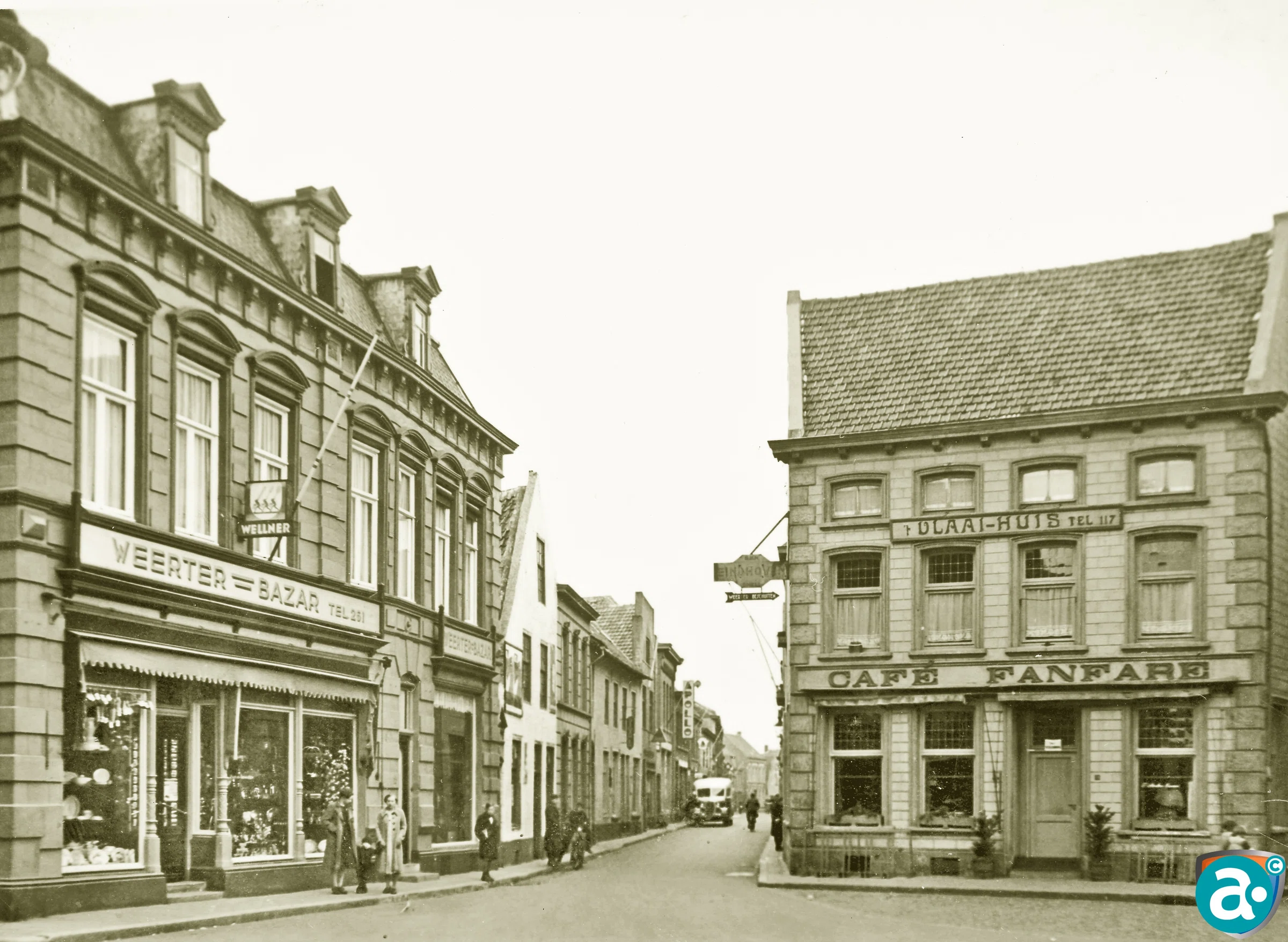 Links het pand de 'Weerter Bazar' nu Grand Café Weerter Bazaar, rechts het Vlaaihuis nu MC Donalds.