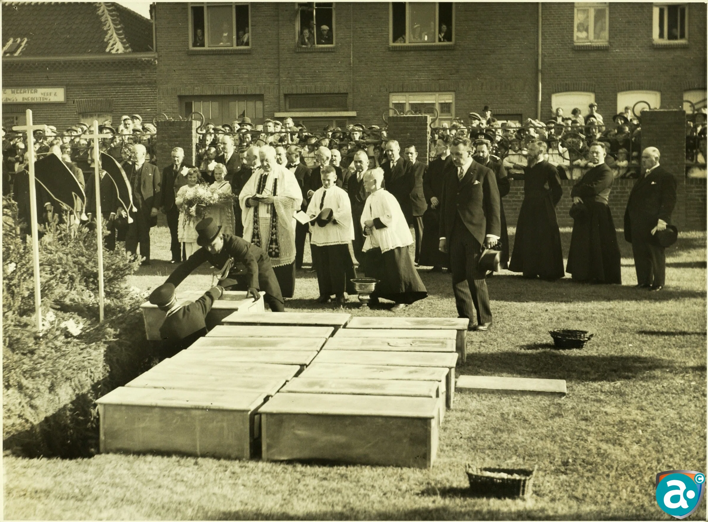 Zegening door pastoor-deken Souren.