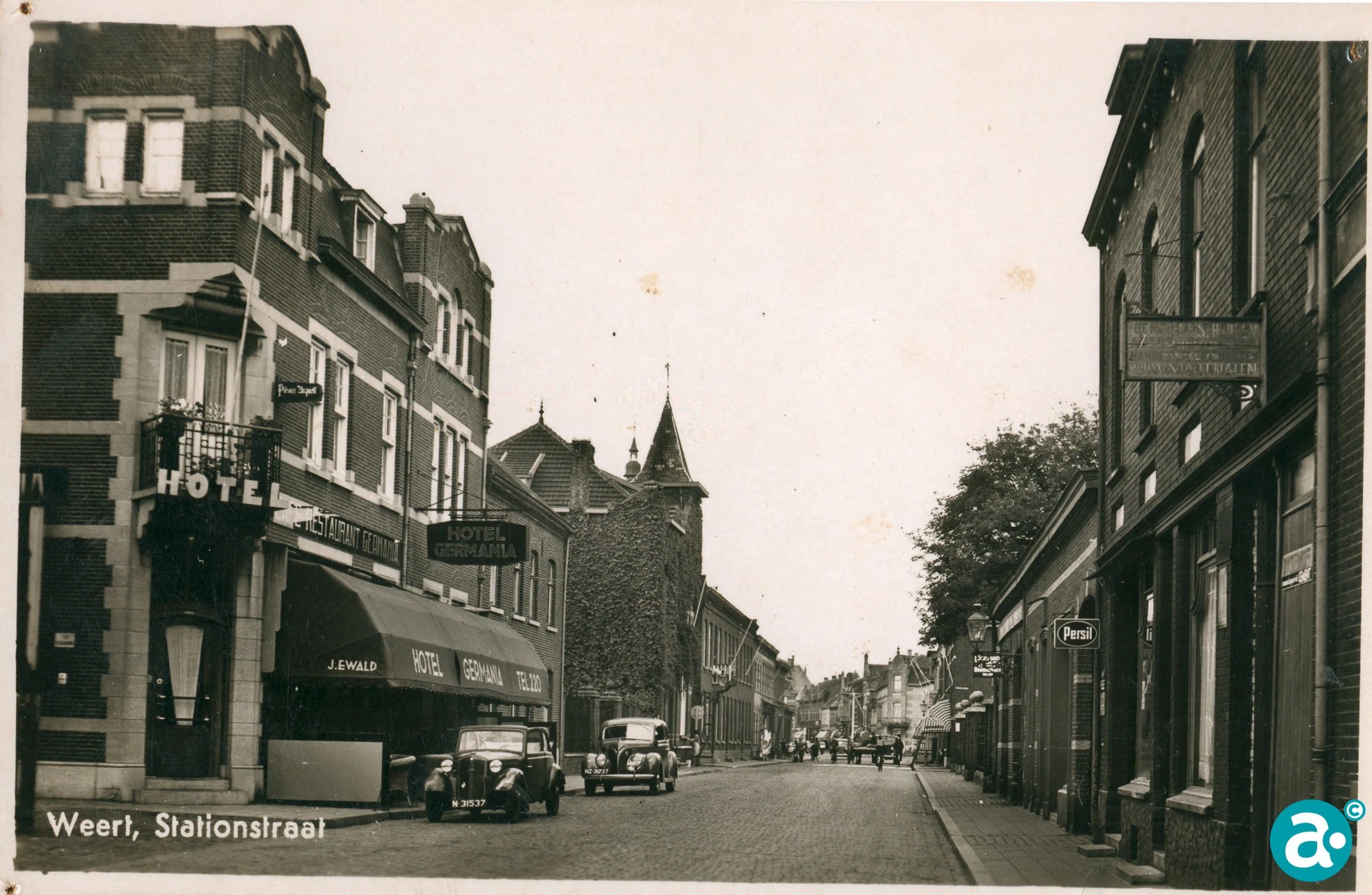 Stationsstraat met rechts de woning (hek met ballen) van Scheefhals