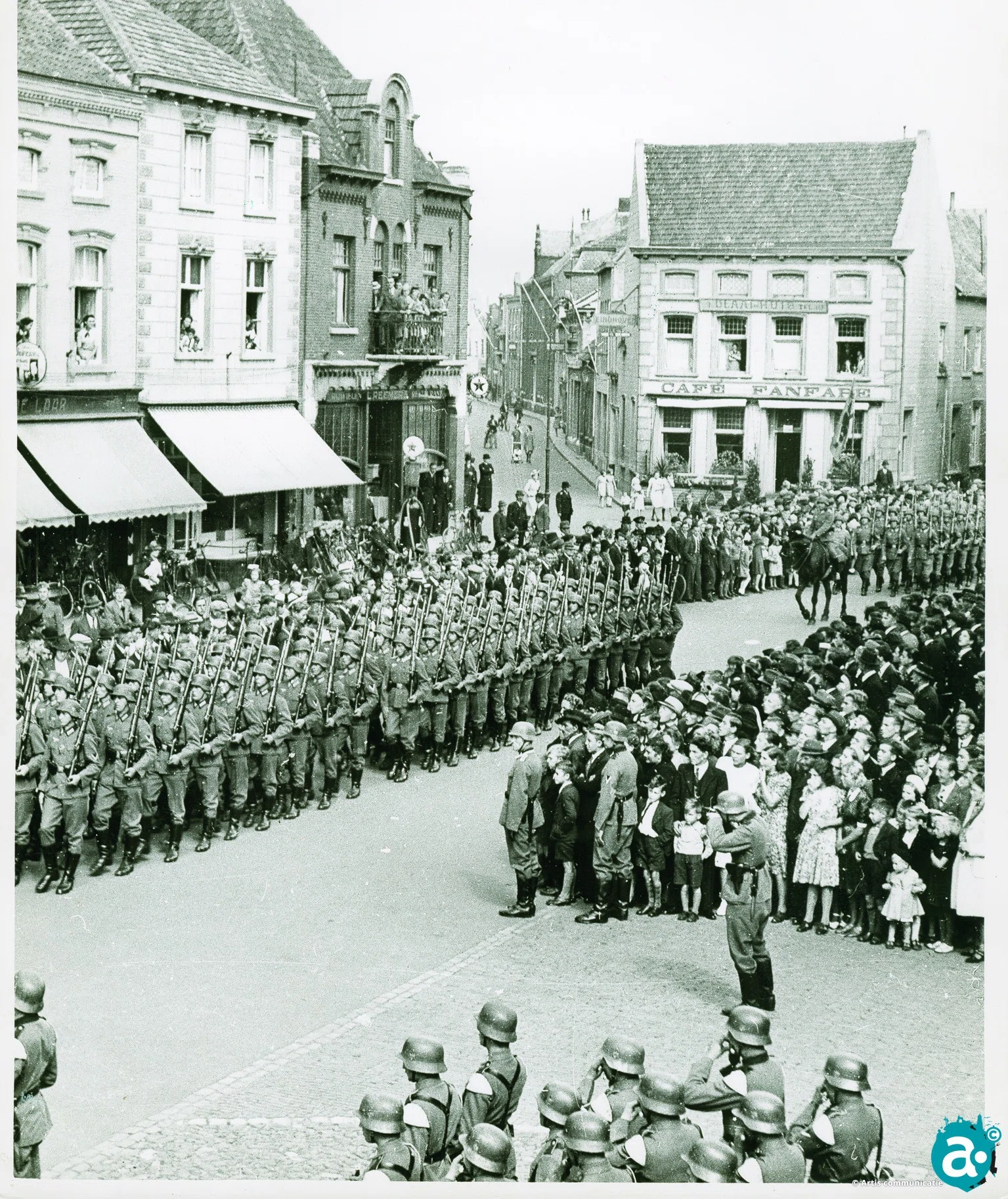 1940 - Duitse troepen defileren op de Markt in Weert