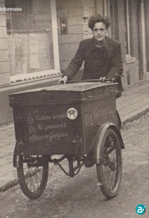 Gruyter bezorger op zijn bakfiets in Weert