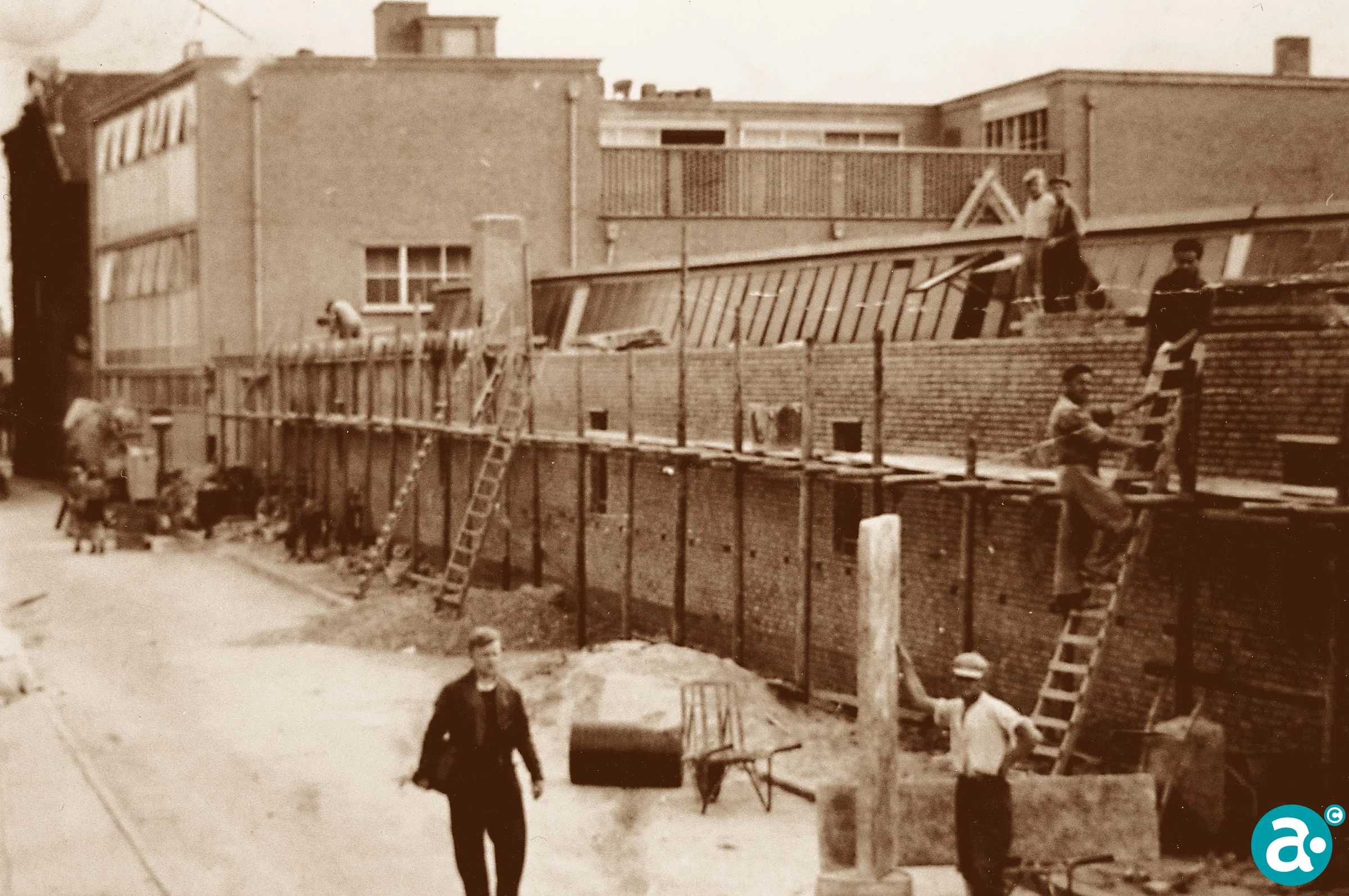 1954 - De bouw van drukkerij Smeets gemaakt door de Wilma