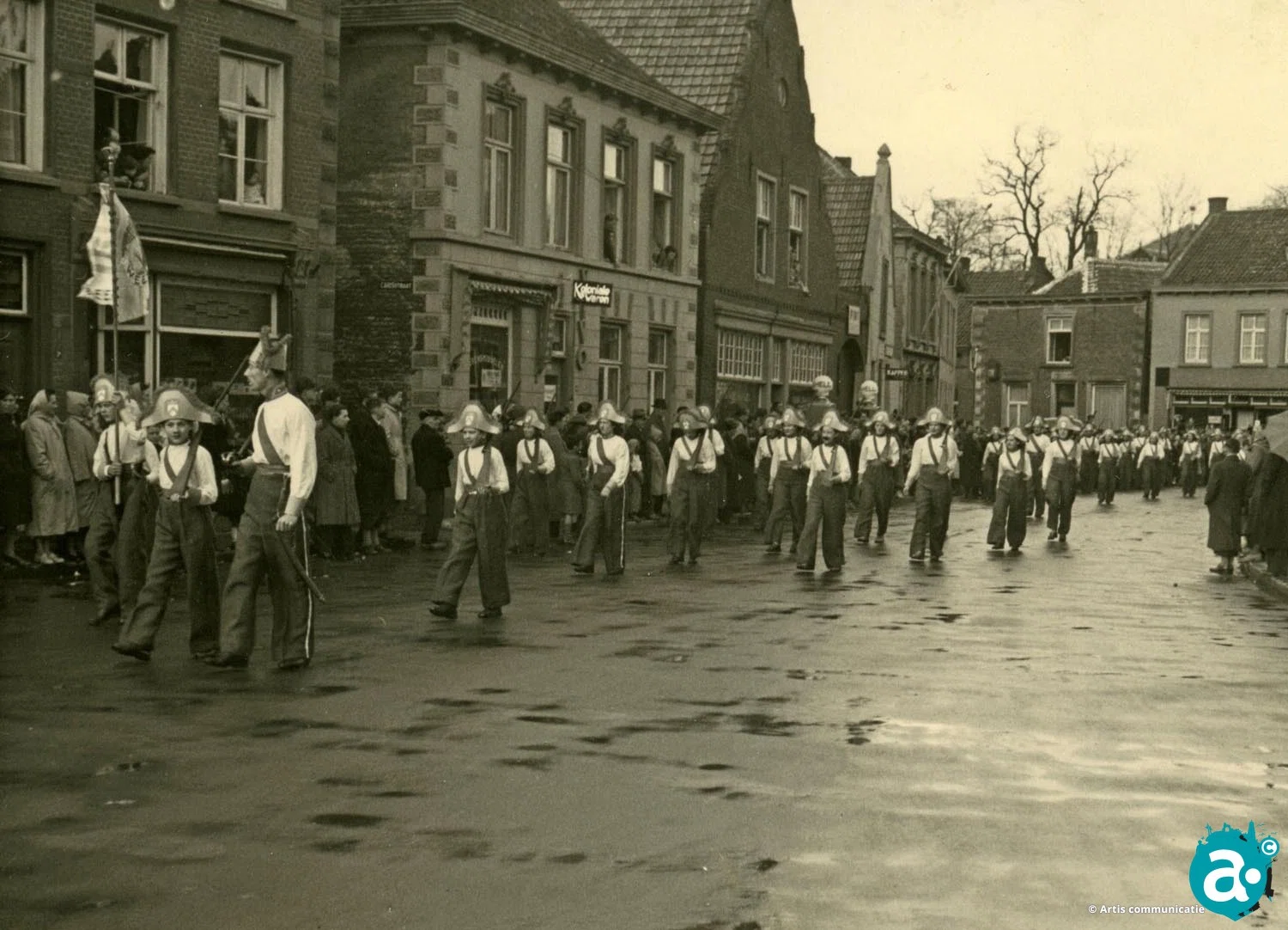 Groep op de de Oelemarkt, tijdens de carnavalsoptocht.