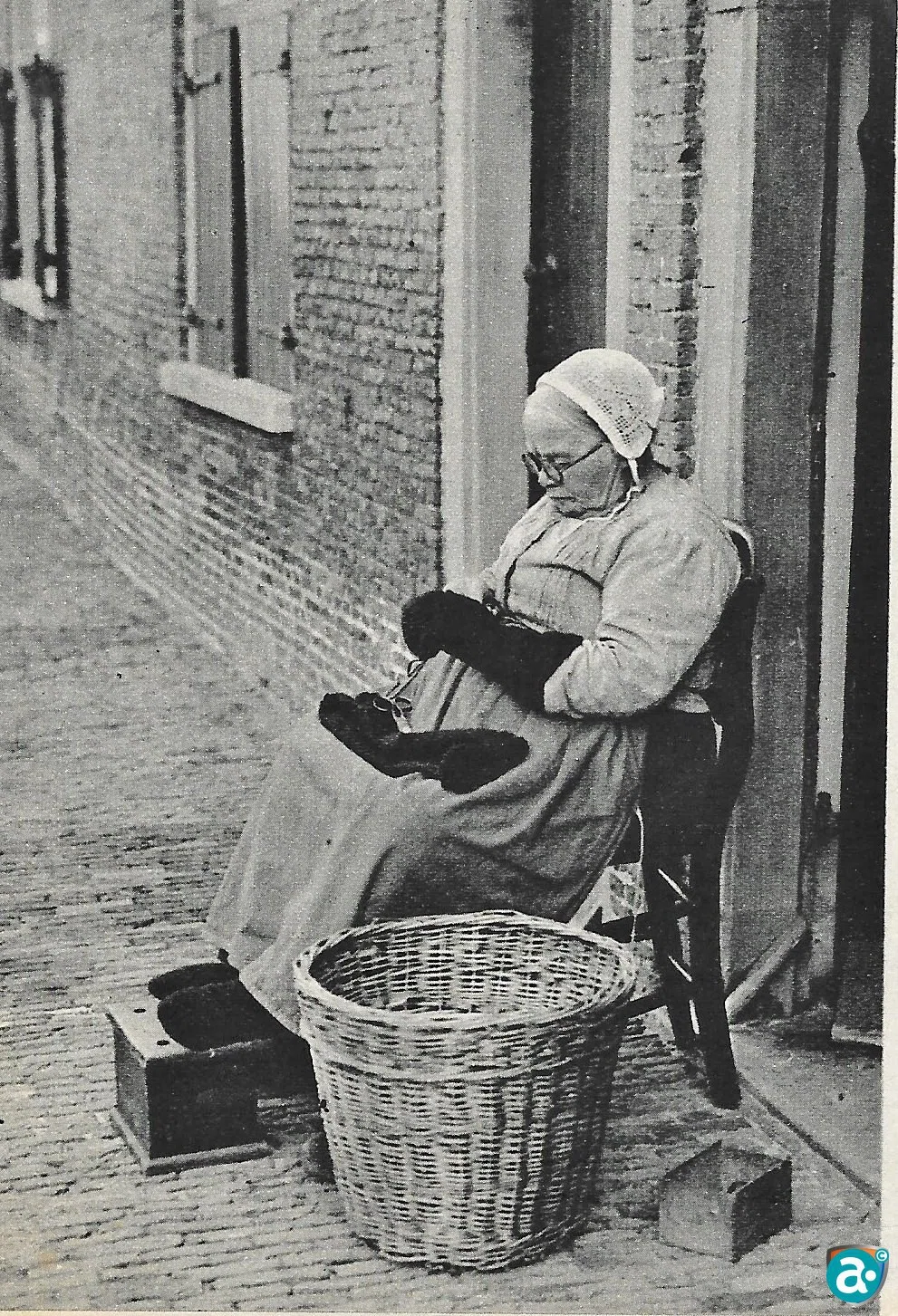 Boezjieëre: frits.pop@ziggo.nl. Foto: Gruuëtje met de lôlstoeëf en de liêvendsjmang.