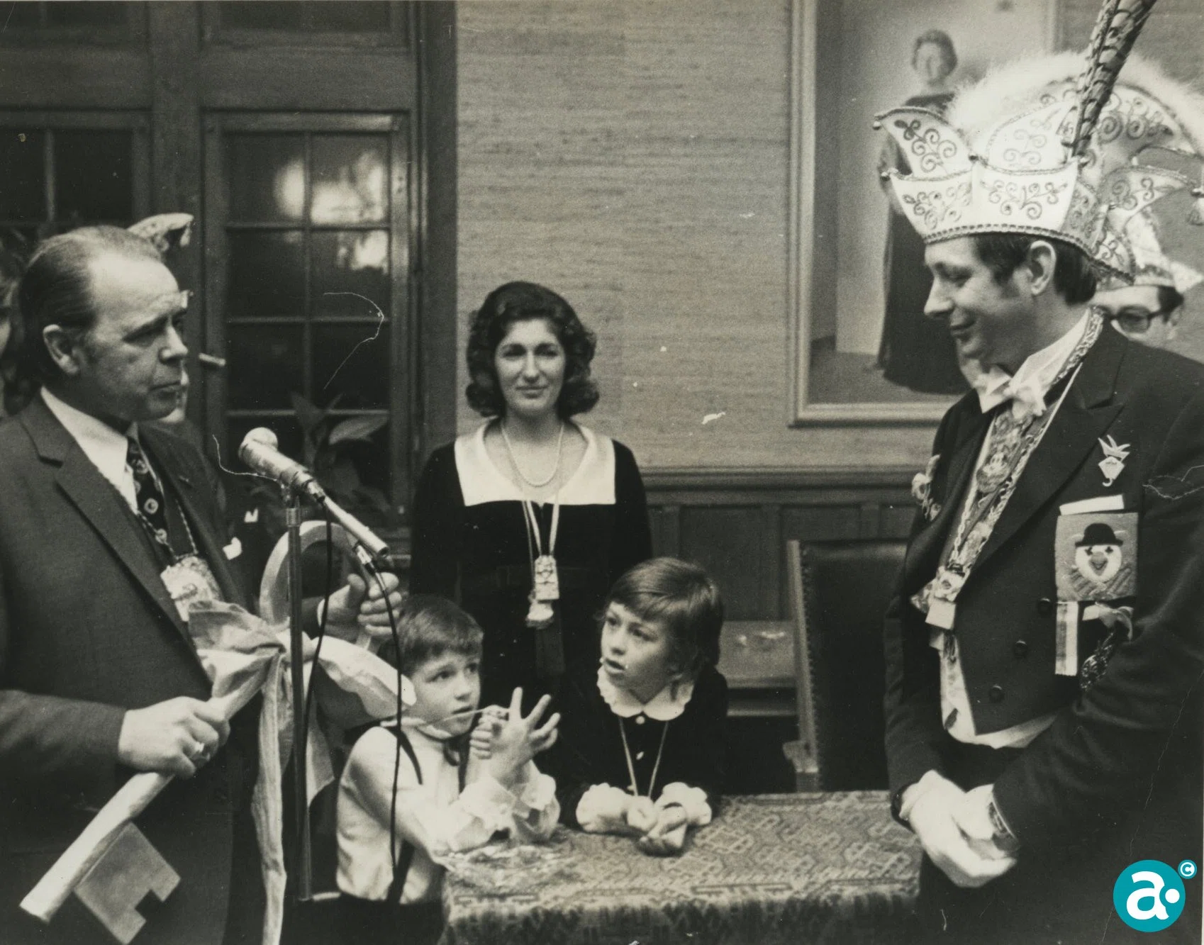 Burgemeester Breekpot overhandigde Jos Poell de sleutel van de stad Weert. Op de achtergrond zijn vrouw José Poell-Coenen en zijn kinderen Martine en Jos jr.