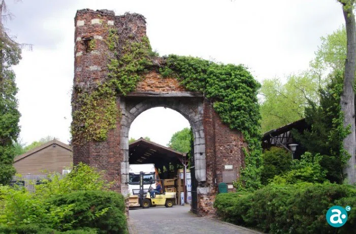 Waar de komende jaren een weelderig stadspark gerealiseerd wordt, rijden nu nog trucks en heftrucks af en aan.