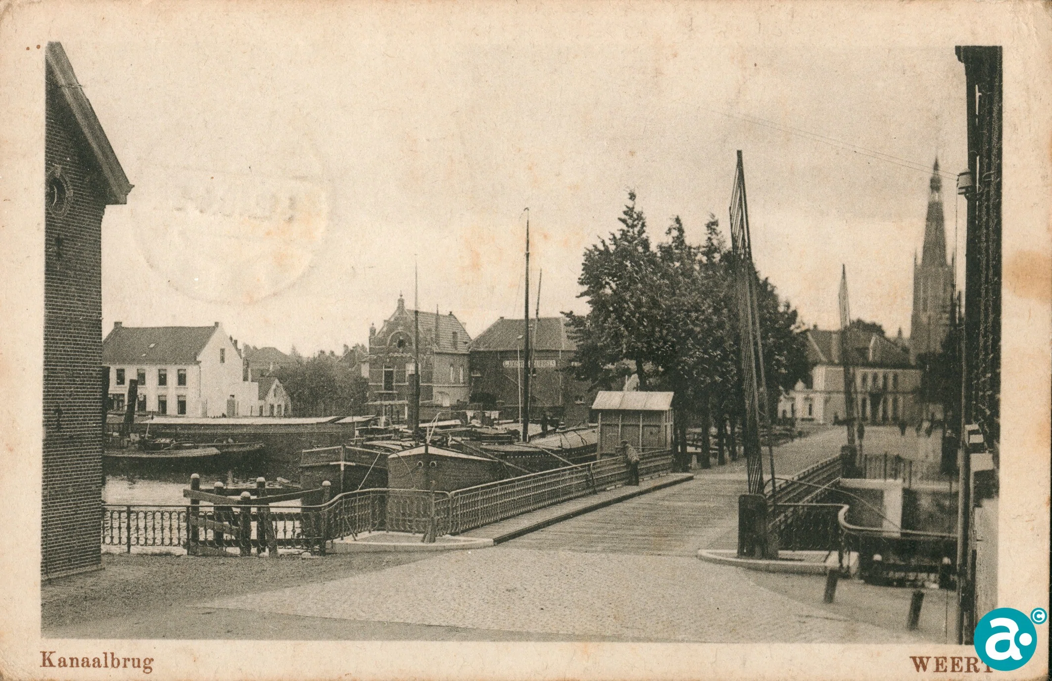 Bassin met stadsbrug