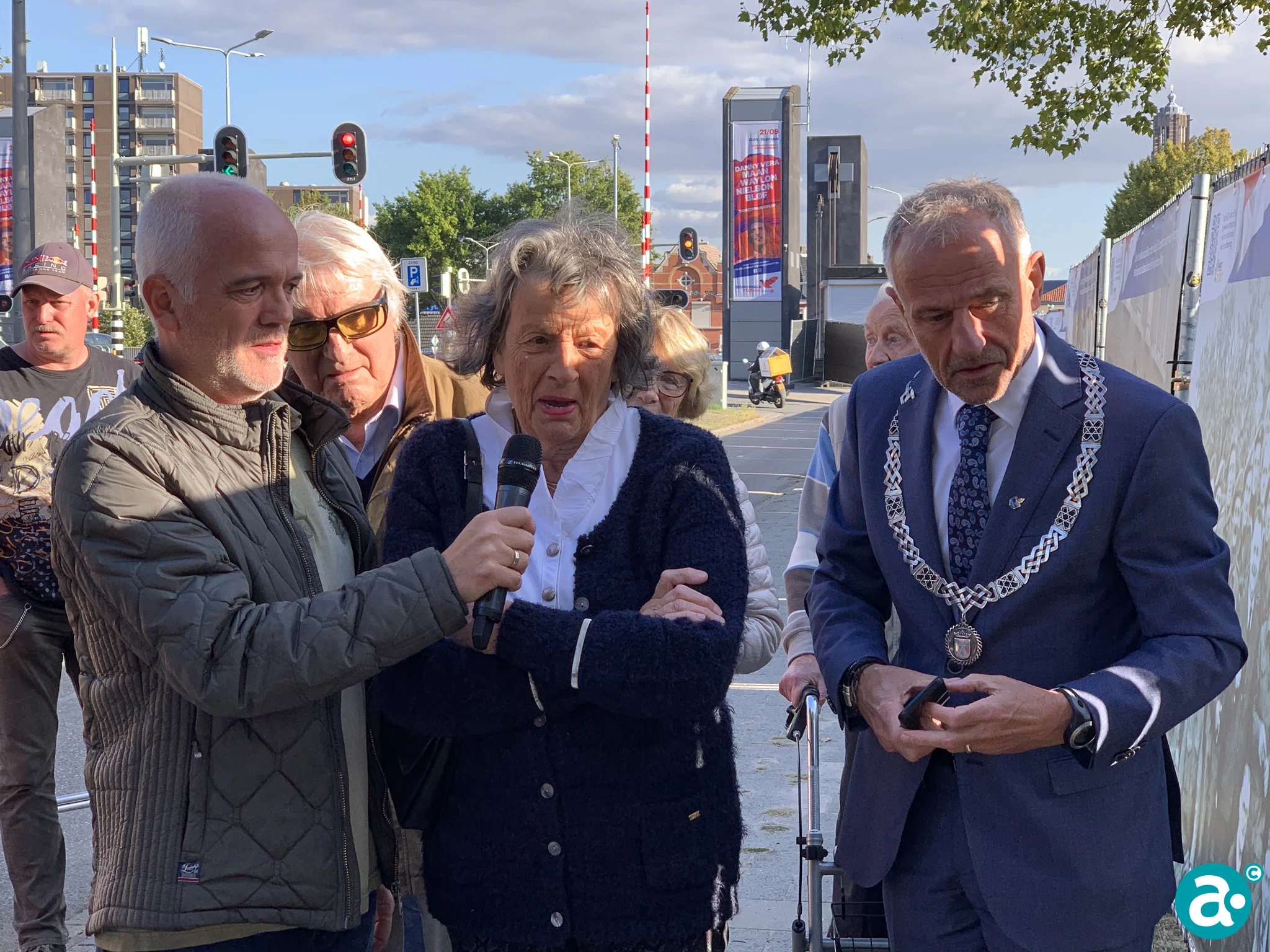 Burgemeester Jos Heijmans en Lies Coppen openen expo 'Bevrijding van Weert'