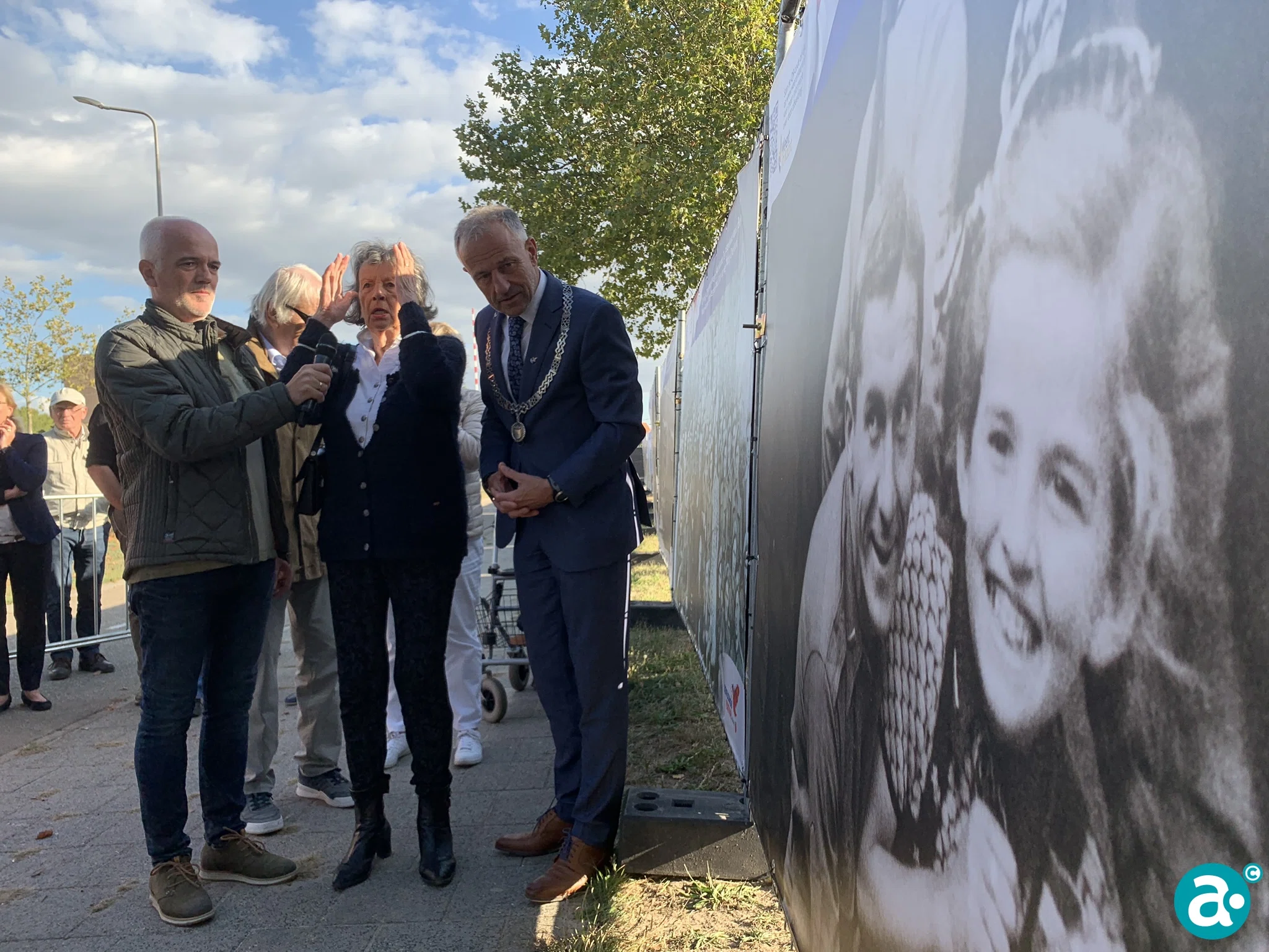 Burgemeester Jos Heijmans en Lies Coppen openen expo 'Bevrijding van Weert'