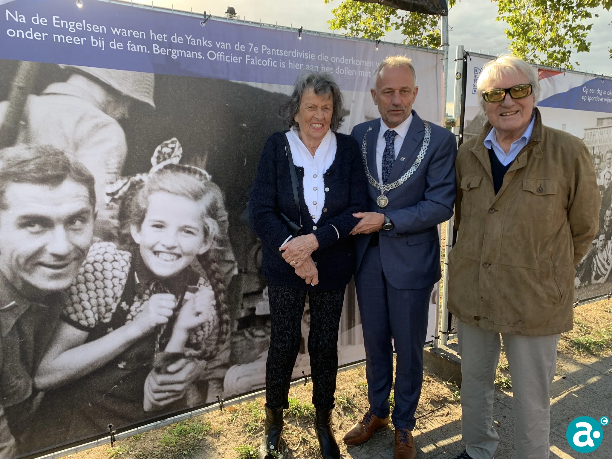 Burgemeester Jos Heijmans en Lies Coppen openen expo 'Bevrijding van Weert'