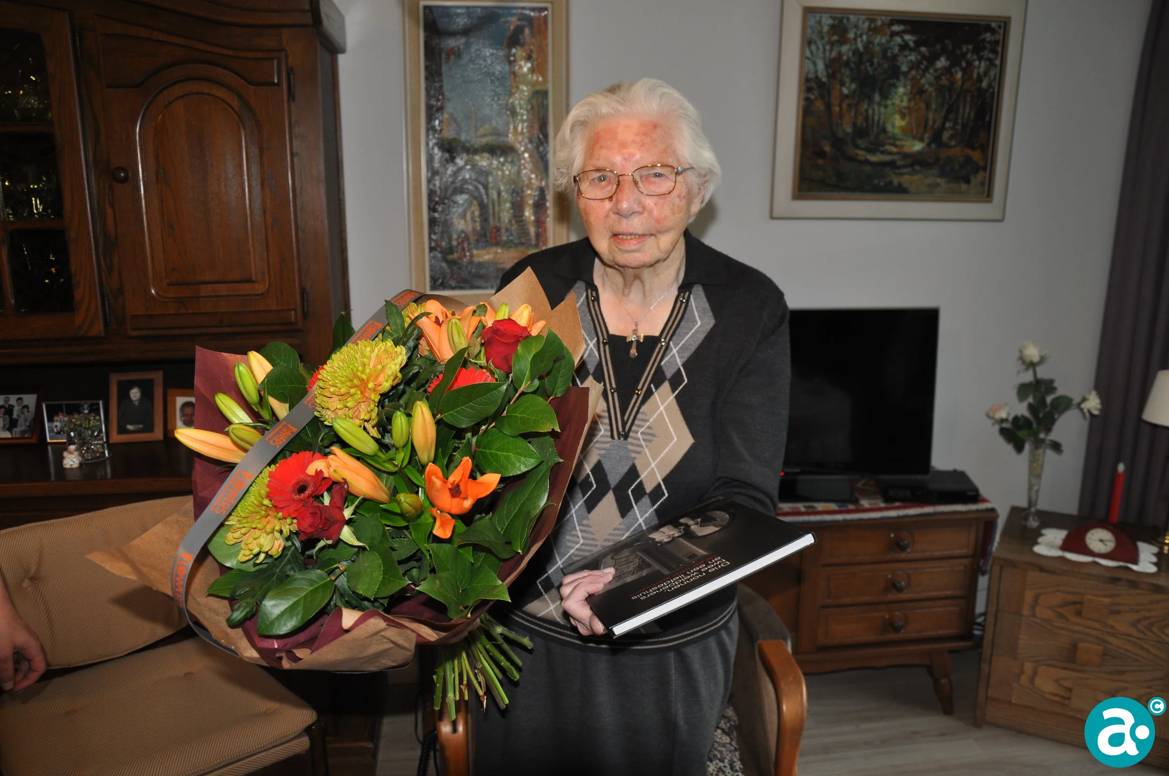 Zuster Marinette Tibben met het eerste exemplaar.
