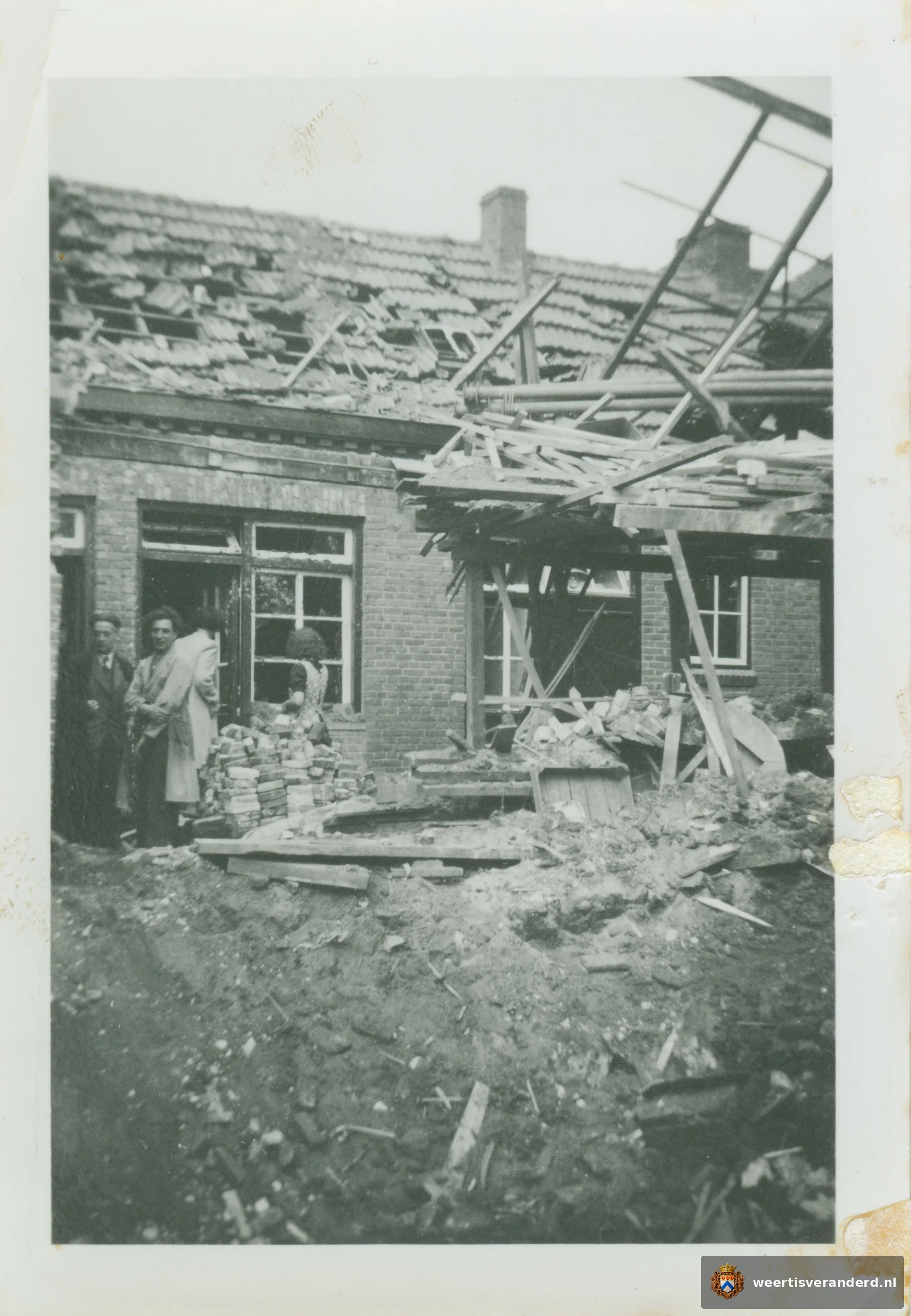 Brisantbom valt op woonhuis Nies