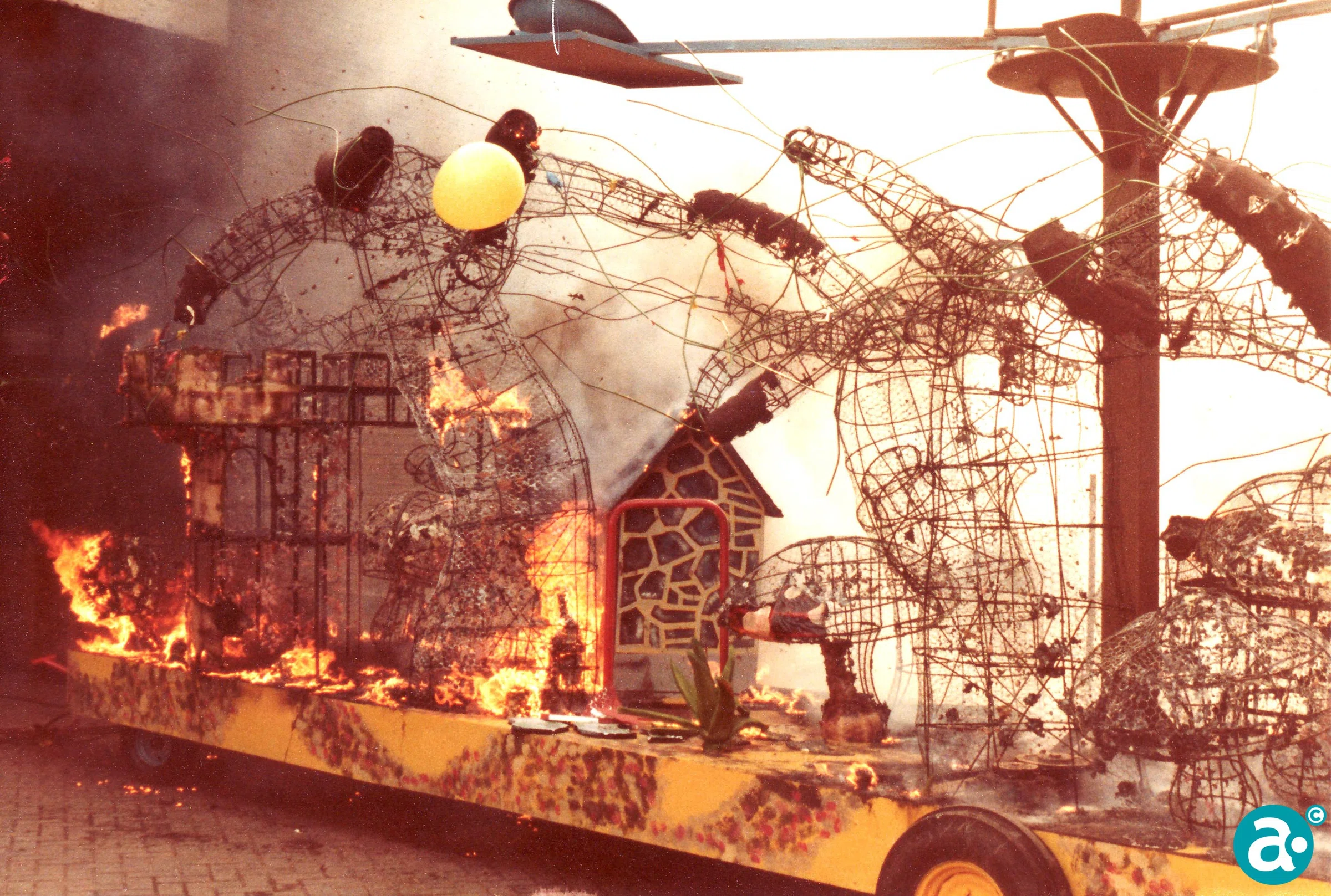 De afgebrande wagen van de Joekels