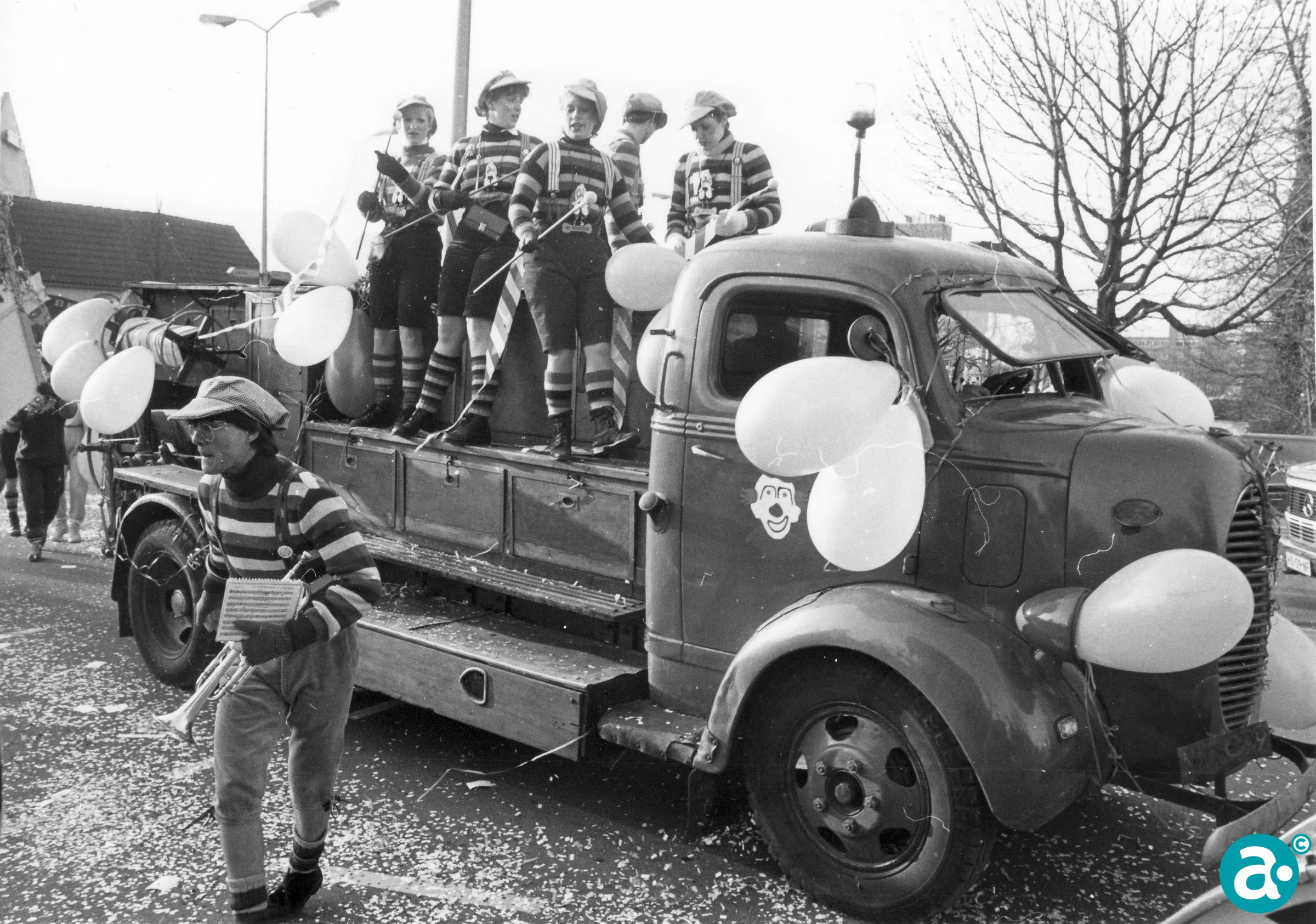 De Joekels op de brandweerwagen van de Kuiters