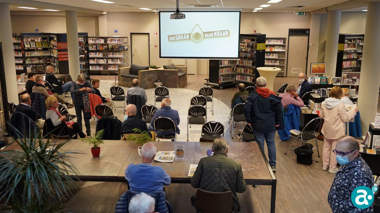 Boek 'Gebrouwen in Weert' aangeboden aan wethouder Gabriëls